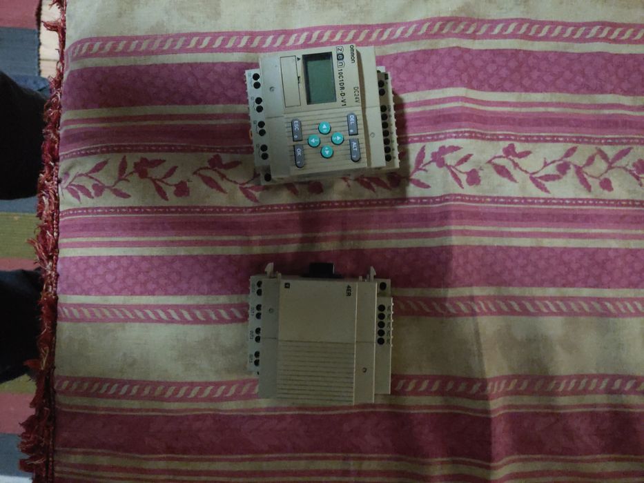 PLC Omron com módulo de saídas.