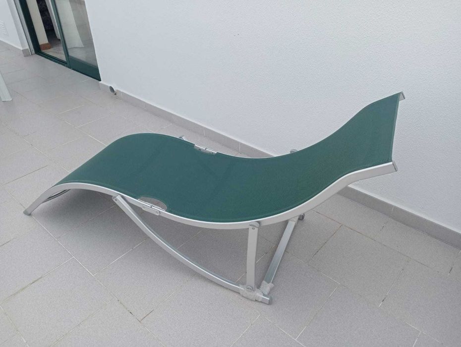 Esperguiçadeira com estrutura em aluminio