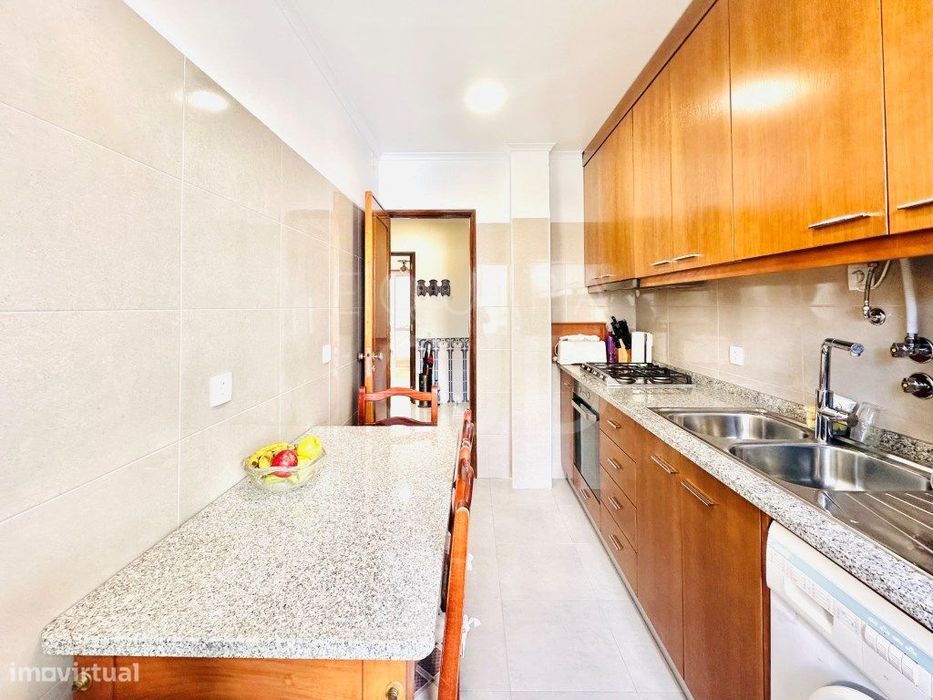 Apartamento T2 Renovado com Varanda e Elevador | Entrecampos, Lisboa