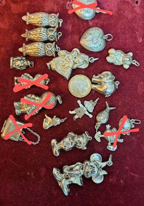 Bonecas vintage em prata contrastada.