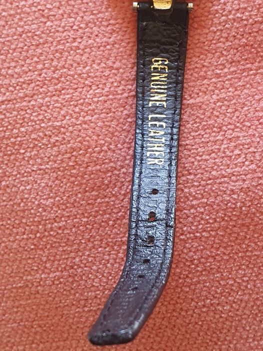 Relógio de pulso com pulseira em pele