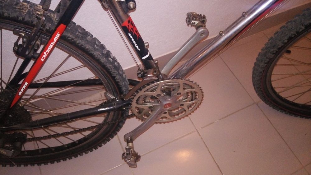 Bicicleta de BTT dupla suspensão