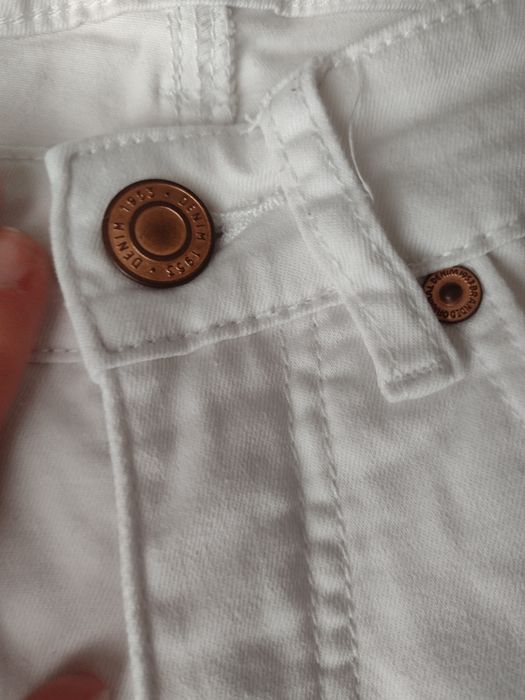 Białe spodenki jeansowe