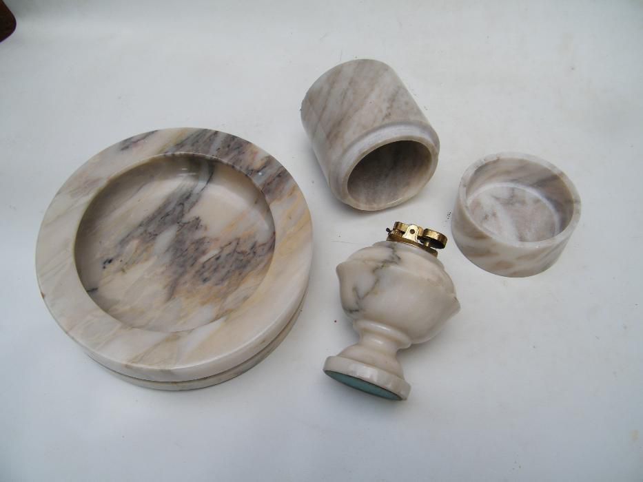 Vendo conjunto de cigarreira, isqueiro e cinzeiro em pedra