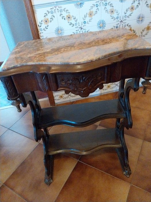 Mesa castanha em mogno