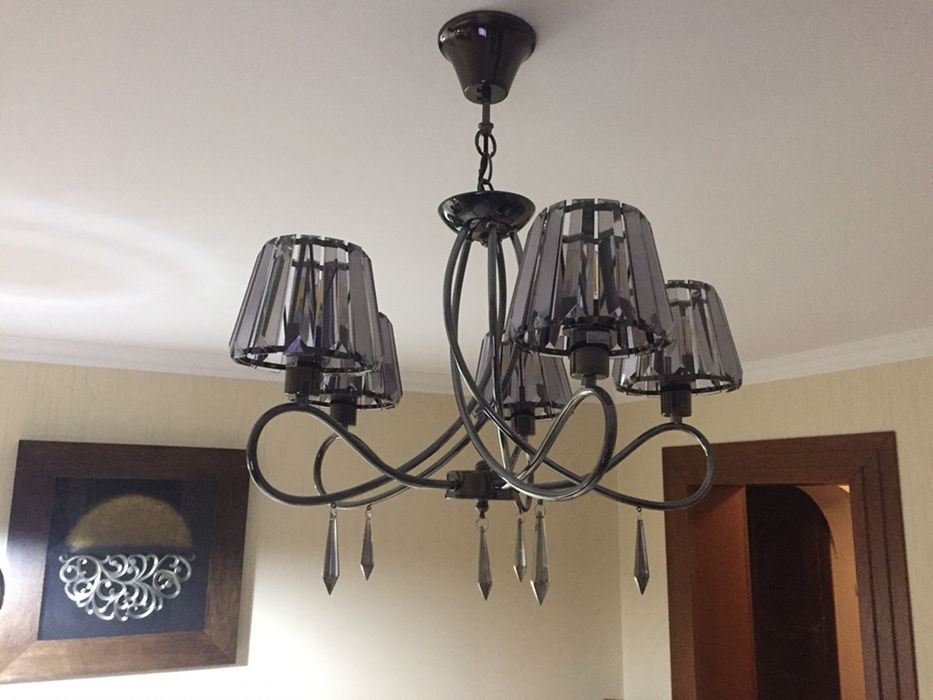 Żyrandol ciemne szkło ozdobne elementy