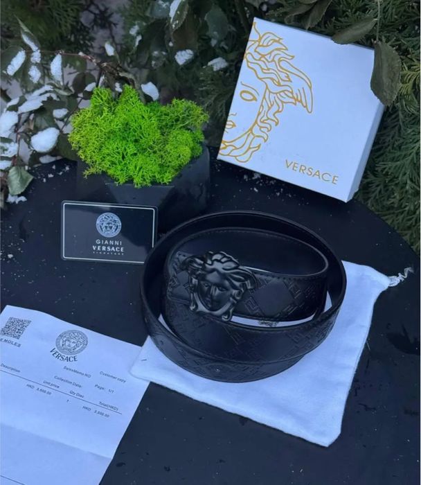 Ремінь Versace.