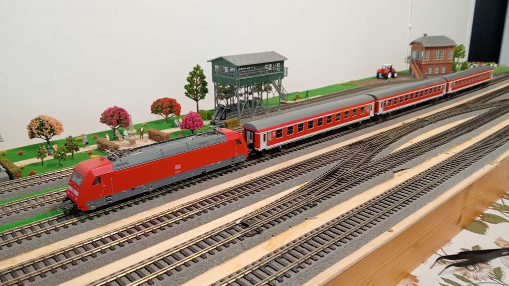 Zestaw BR 101 Fleischmann dekoderem + 3 wagony osobowe Roco H0