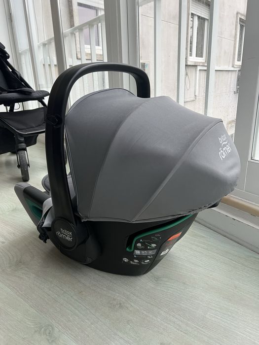 Carrinho de bebe com ovo