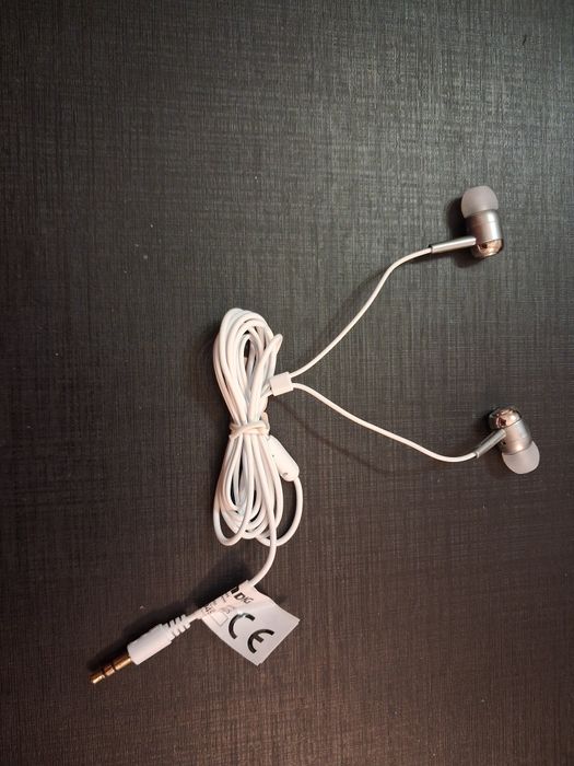 Nowe słuchawki przewodowe