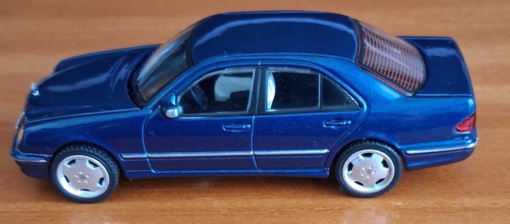 Miniatura Mercedes W210, Azul