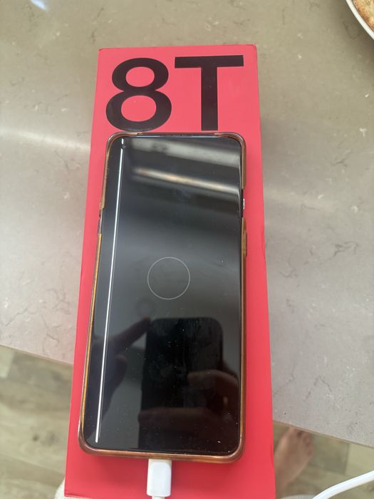 OnePlus 8T (ecrã com luz branca)