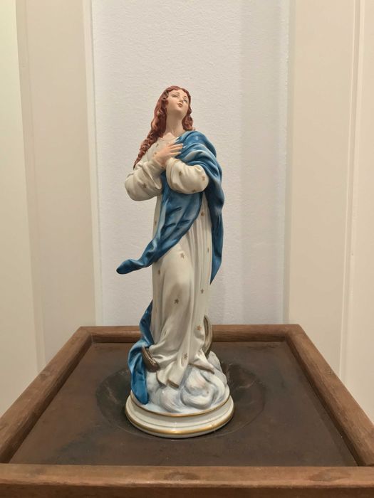 Imagem de nossa Senhora em porcelana italiana pintada a mão com 25 cm de altura
