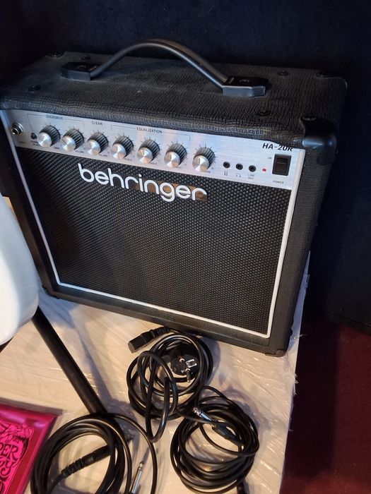 Zestaw gitara elektryczna + piecyk + akcesoria