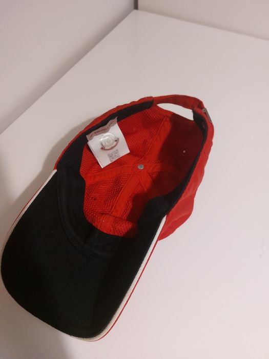 Czapką czerwona moncler