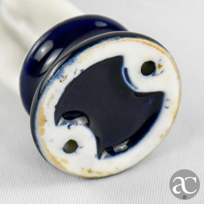 Figura de menino em Biscuit, base em azul-cobalto