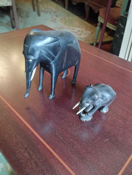 Dois elefantes de pau preto