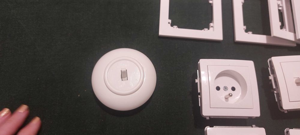 Karlik DECO gniazdka, hermetyczne, włączniki,ramki, komplet białe