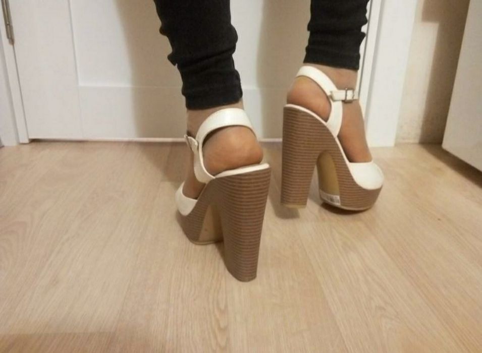 Босоніжки на платформі з ремінцем