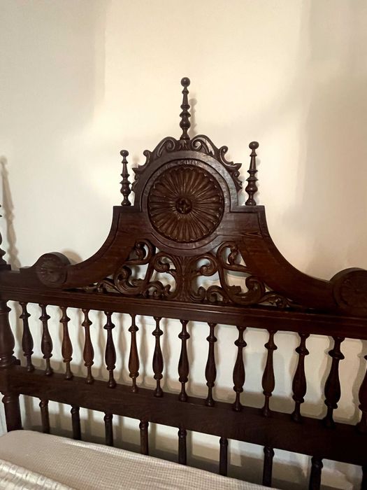 Cama de casal 140x190 em madeira exótica - estilo clássico