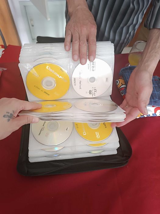 Vários filmes DVD cerca de 100 cento e tal de todos os géneros.