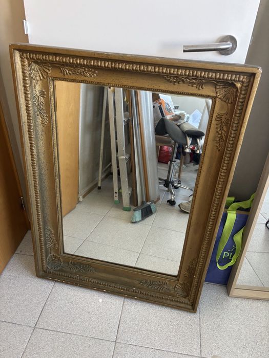 Espelho com moldura dourada trabalhada, estilo clássico