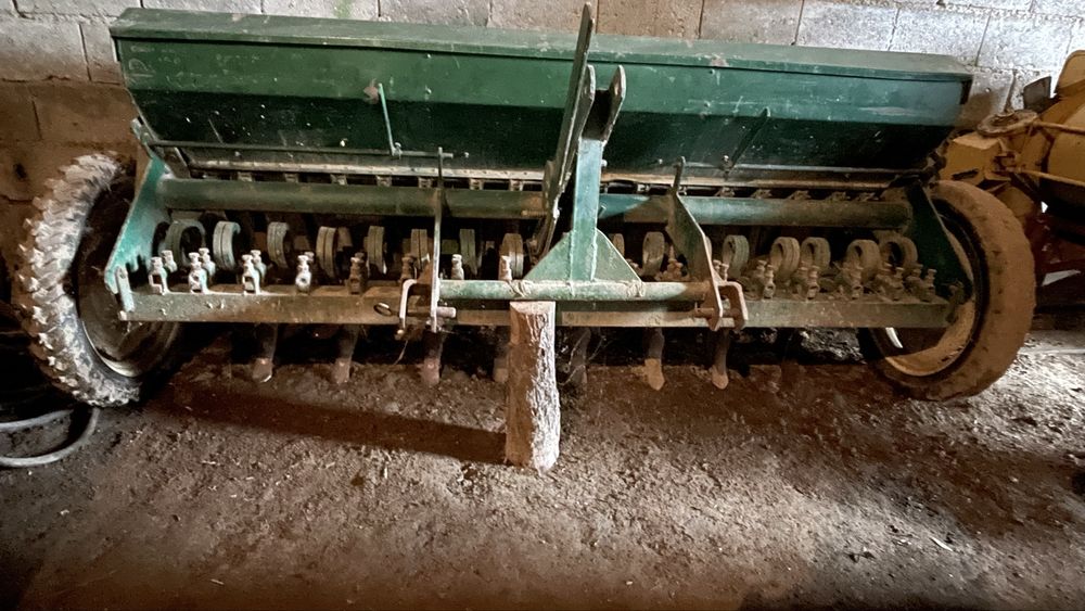 Semeador de cereal em linhas