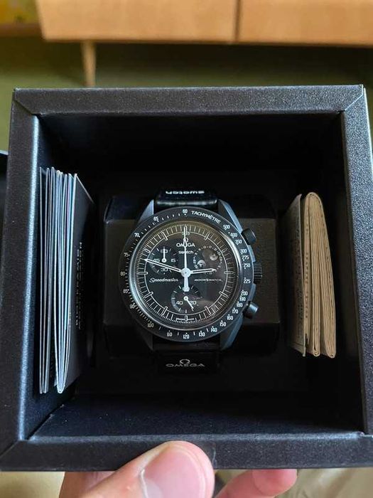 Omega x Swatch Snoopy SO33B700 - New Moon Limited Edition