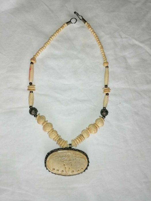 Colar com pendente trabalhado
