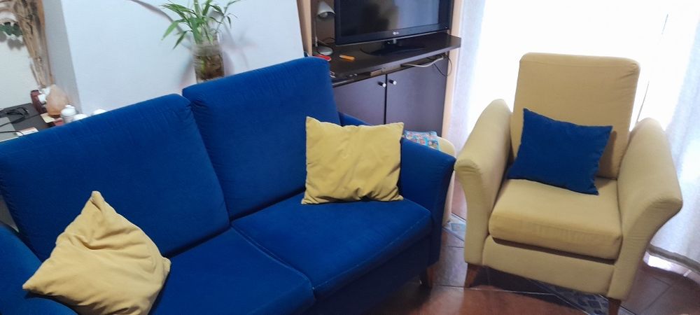 1 sofa azul 2 lugares e 1 sofa de 1 lugar