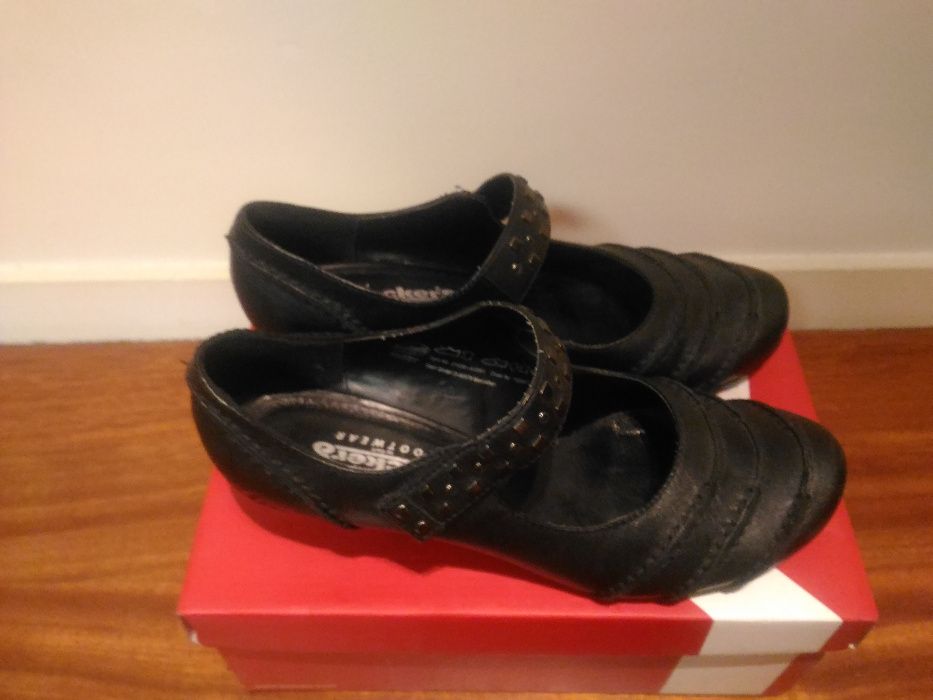 Sapatos em pele originais da marca Docker's. Sem uso.