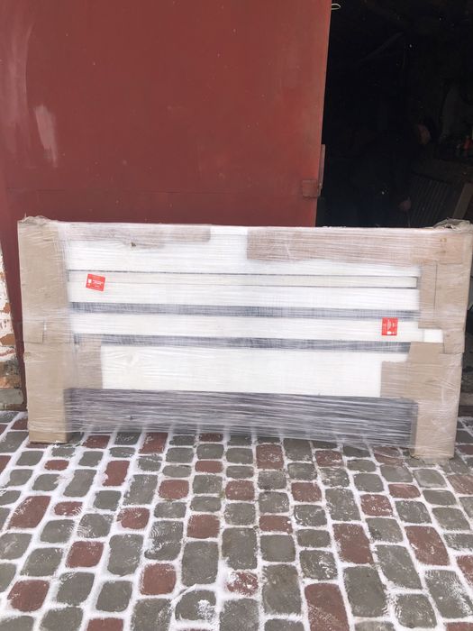 Кровать з масиву дерева з матрасом