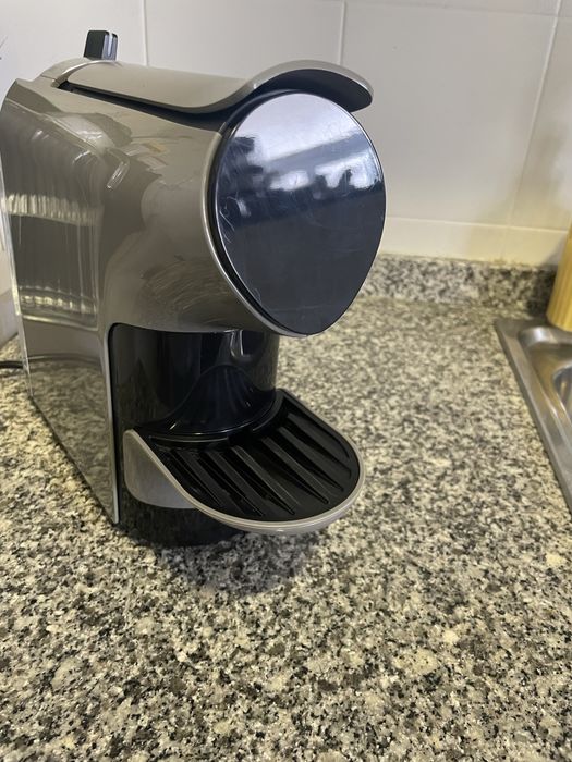 Máquina de café como nova com oferta de café e descafeinado