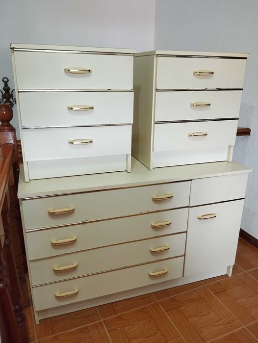 Cama para criança, com cómoda.