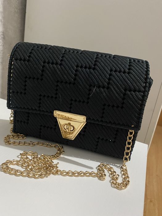 Czarna torebka z złotym łańcuszkiem