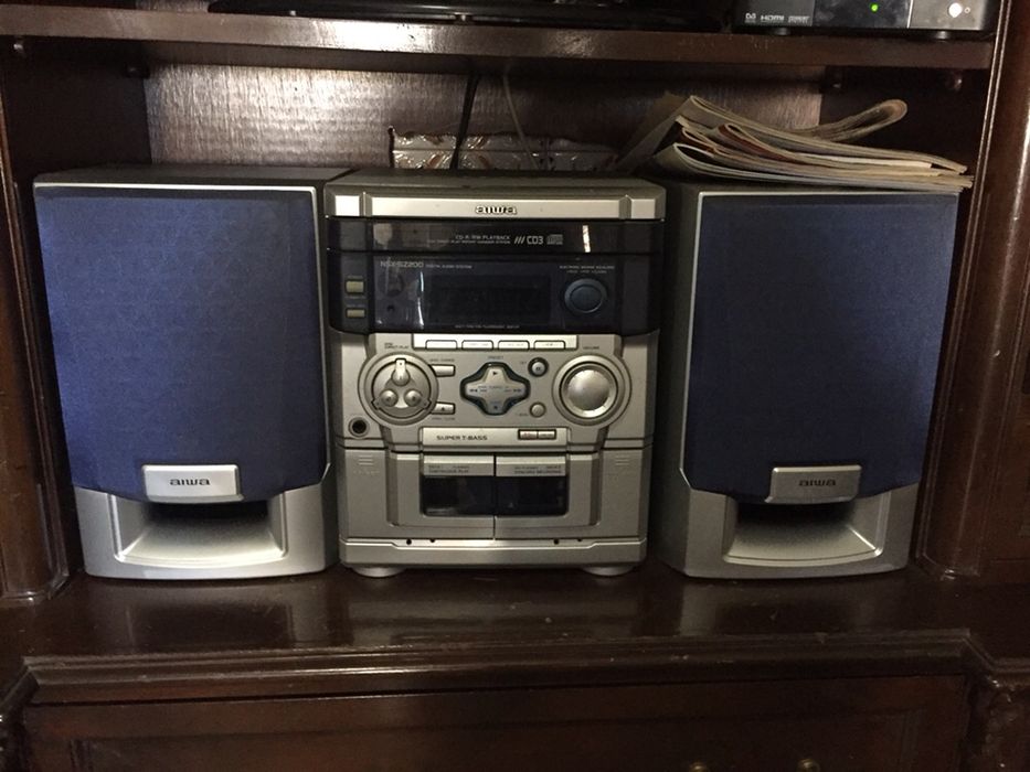 Aparelhagem de som Aiwa com duas colunas