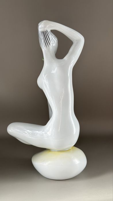 Kobieta z lusterkiem, zsolany figurka porcelanowa