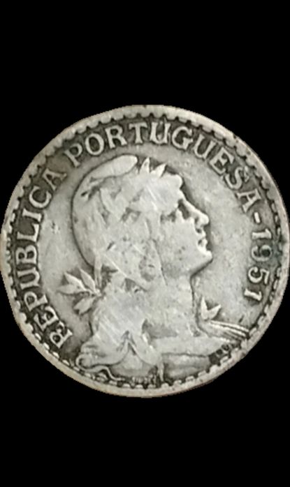 Moeda antiga da república portuguesa de 1 escudo, do ano 1951.