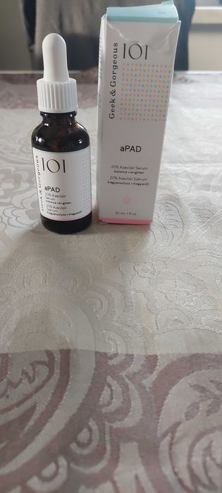 aPAD - rozświetlające serum do twarzy Geek Gergeous