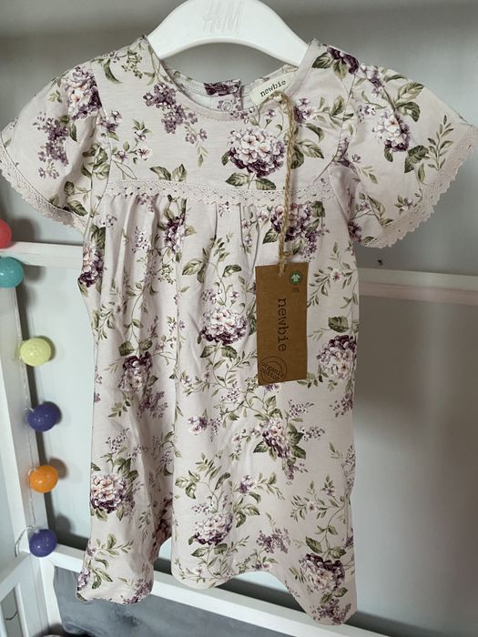 Newbie sukienka w kwiaty 86 bzy lilla opaska