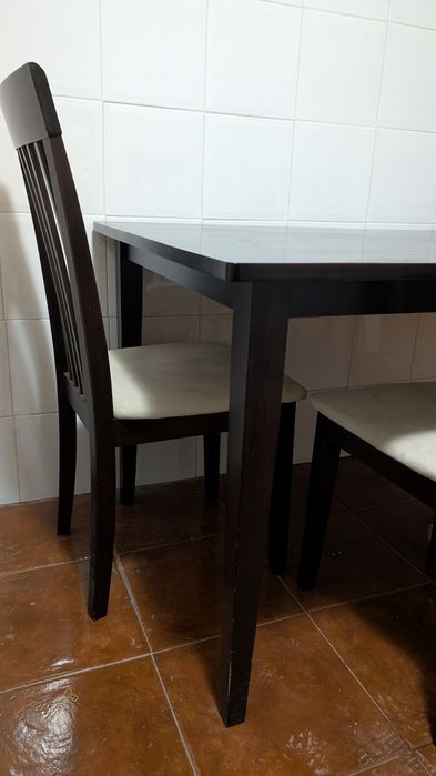 Mesa com 150x90 cm aprox. em muito bom estado + 3 cadeiras
