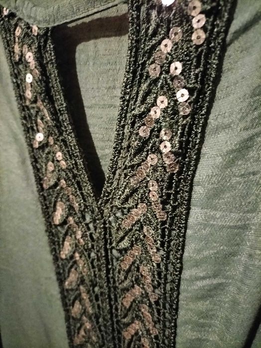 Camisola verde com aplicações de lantejoulas