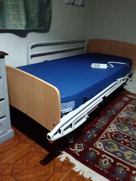 Cama articulada e elevatória com grades