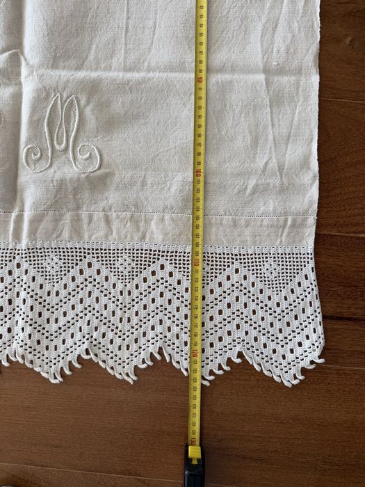 Toalha em linho com renda feita à mão