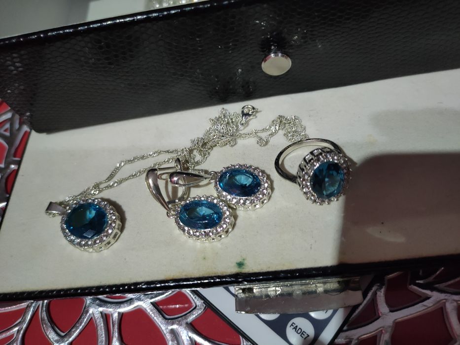 Zestaw biżuterii srebrnej z niebieskim oczkiem