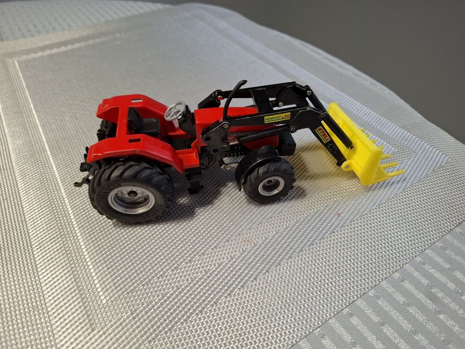 Model Traktor skala 1:24