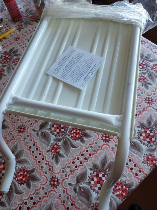 Сидушку на ванну и ступеньки возле ванны метал.