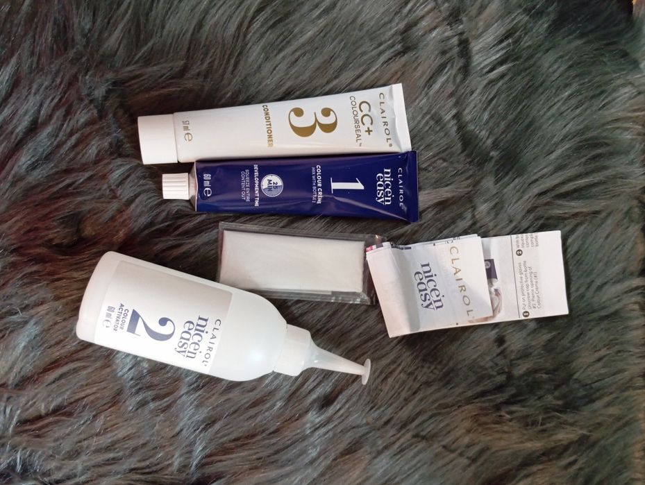 Farba do włosów Clairol 6R