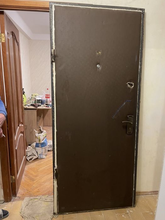 Продам добротную металлическую входную дверь