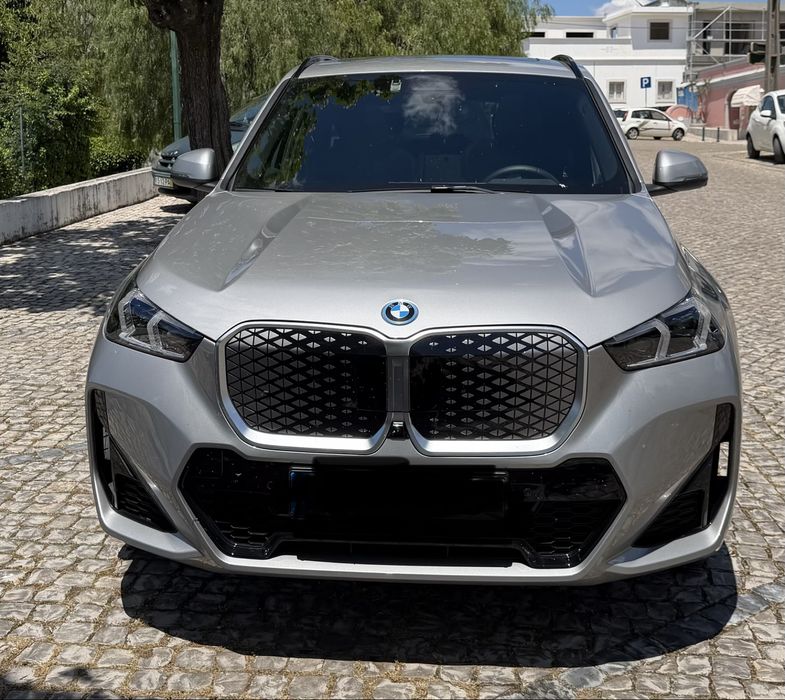 Venda BMW iX1 edrive 20 - Versão Pack Desportivo M (interior e exterior) maio2025 _ OFERTA Wallbox nova